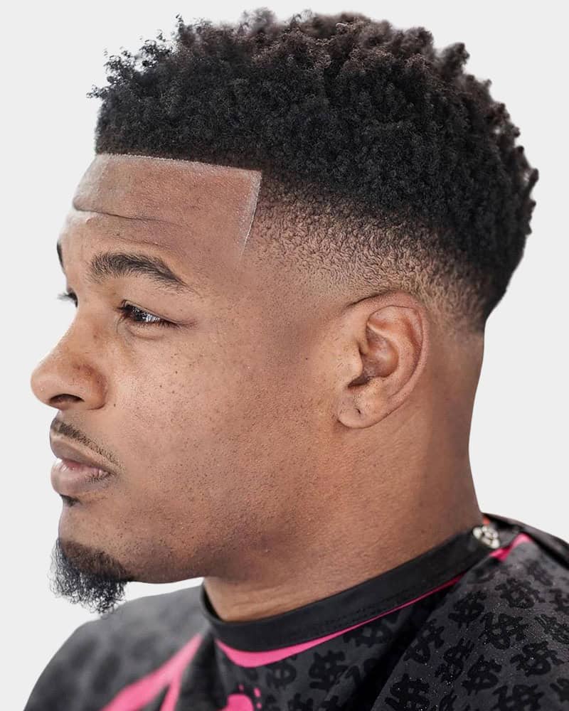 Κλασικό κούρεμα με καθαρό σχήμα και ισορροπία.