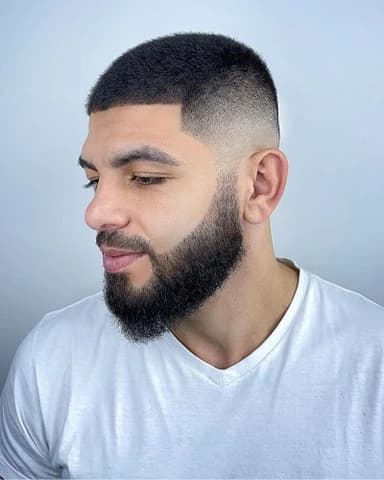Beard sculpt με σωστή συμμετρία και τελείωμα.