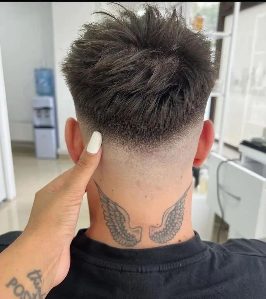 Side part με καθαρό διαχωρισμό και ψαλίδι.