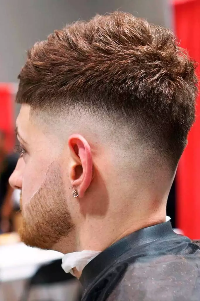 Crop με πιο μαλακή φράντζα και έντονη υφή.